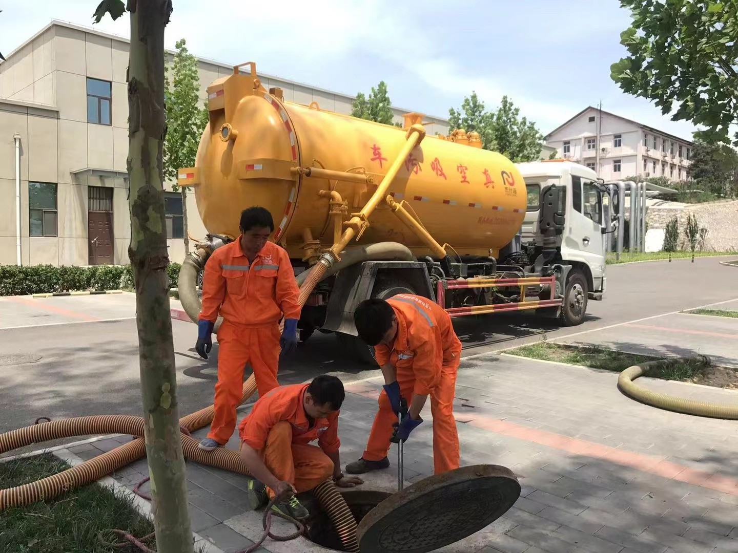 河曲管道疏通车停在窨井附近