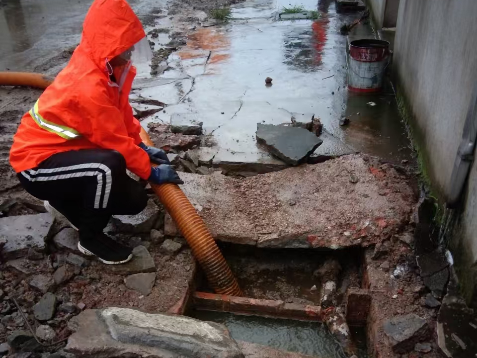 河曲专业清理污水池 炜誉市政以规范流程守护城市 “肠道”