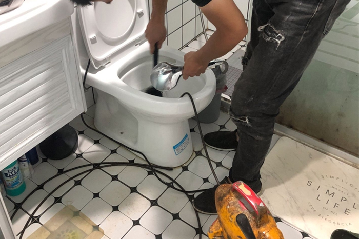 河曲马桶堵塞自己疏通还是找师傅？专业上门服务让你省时更省心