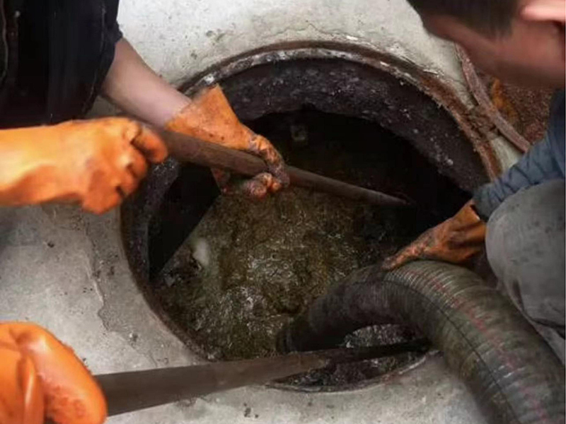 河曲清理化粪池时如何避免沼气的危害？